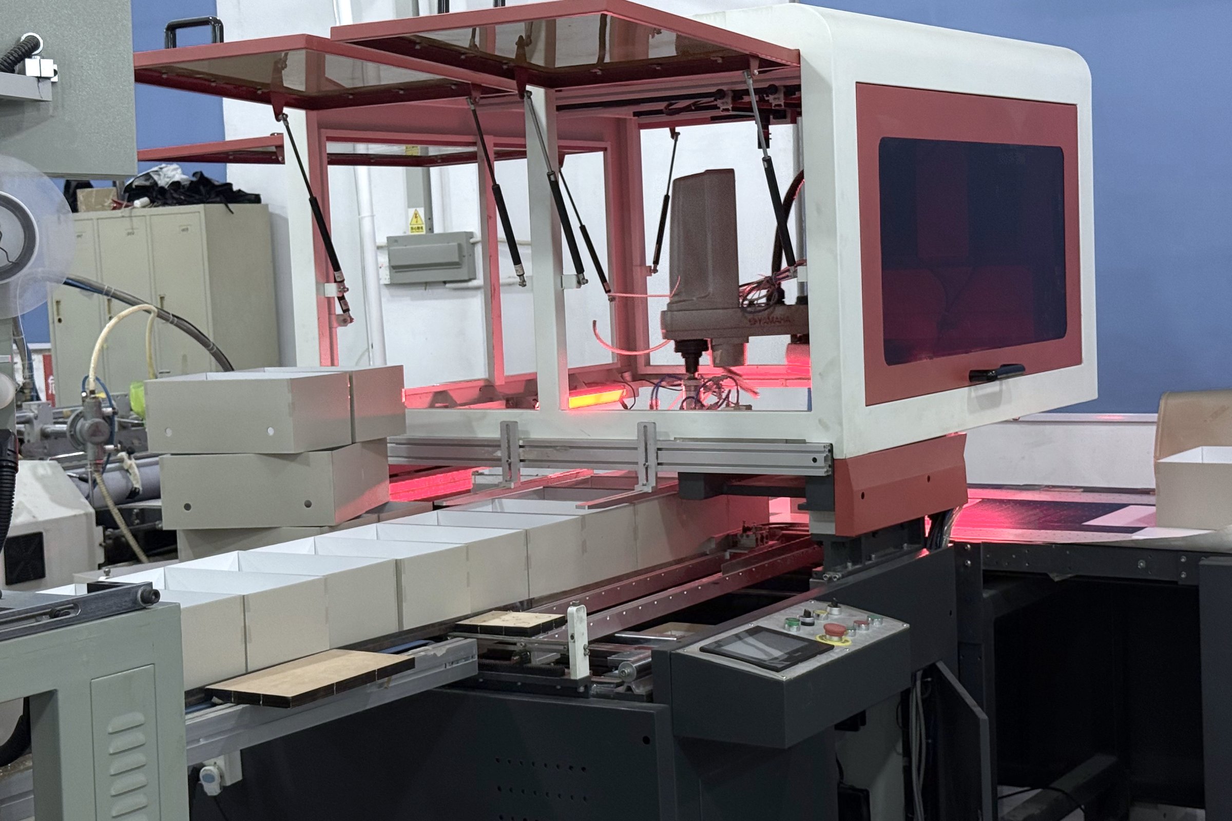 Rigid box forming line with vision positioning